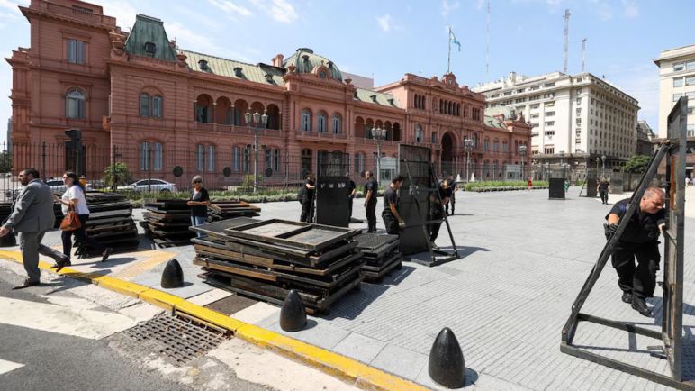 El Gobierno se distancia del caso Cristina Kirchner con agenda propia, pero monitorea de cerca las movilizaciones